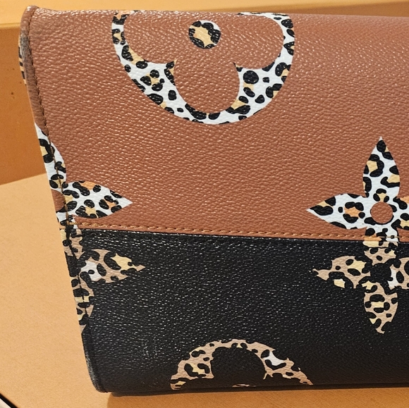 Louis Vuitton OntheGo Jungle - Picture 14 of 15